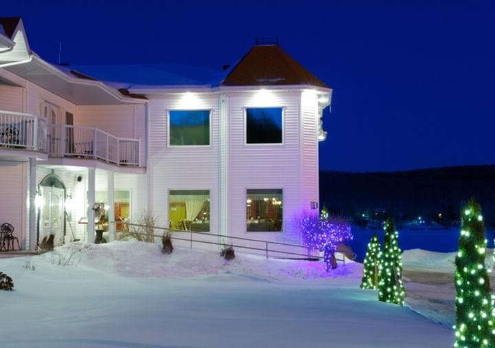 Snowmobilers : Le Manoir du Lac William, a family story!