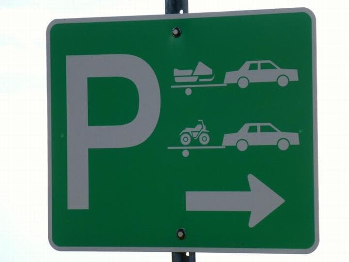 60 parking and unloading facilities for an easy access to snowmobile trails