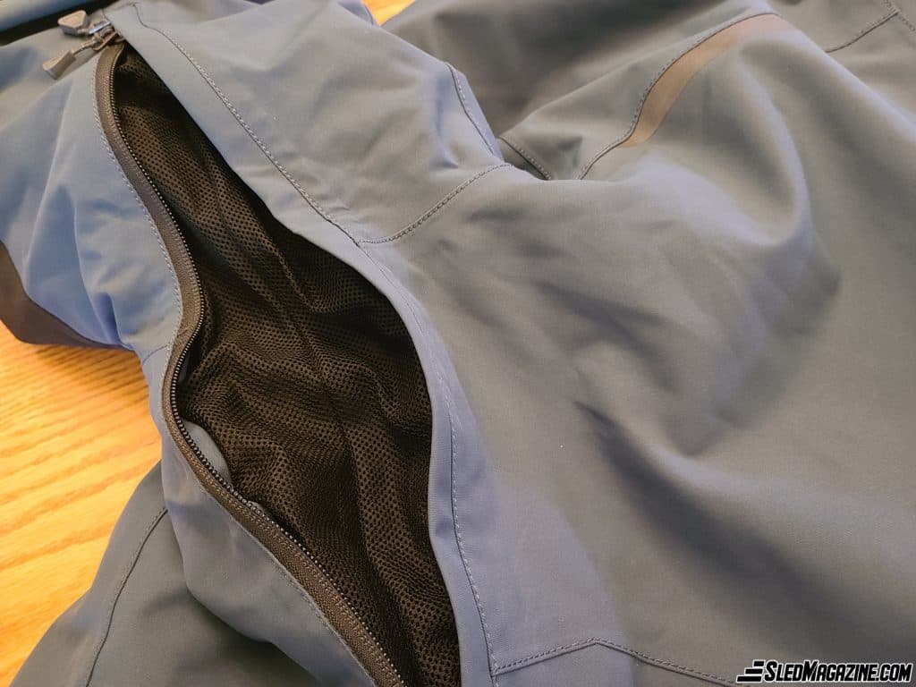The two ventilation zips under the arms are long. So you can adjust the amount of air you want to stay comfortable all day long.