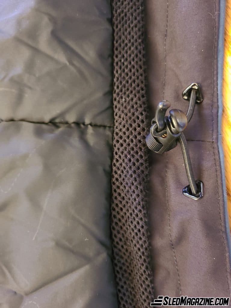 The coat includes several adjustments so that it can offer maximum comfort and protection when worn.