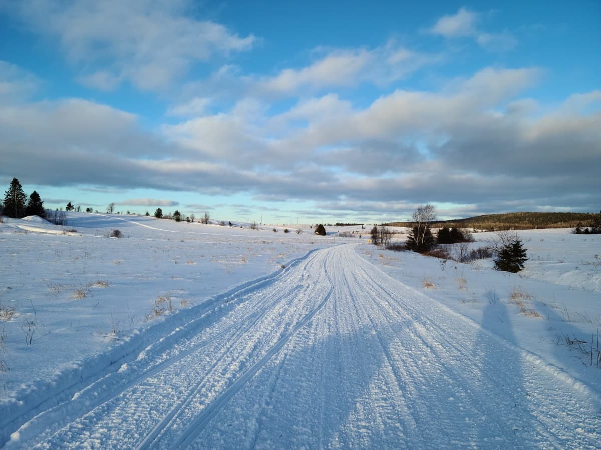 Un début de saison de motoneige qui fait du bien
trails at the start of the snowmobiling season