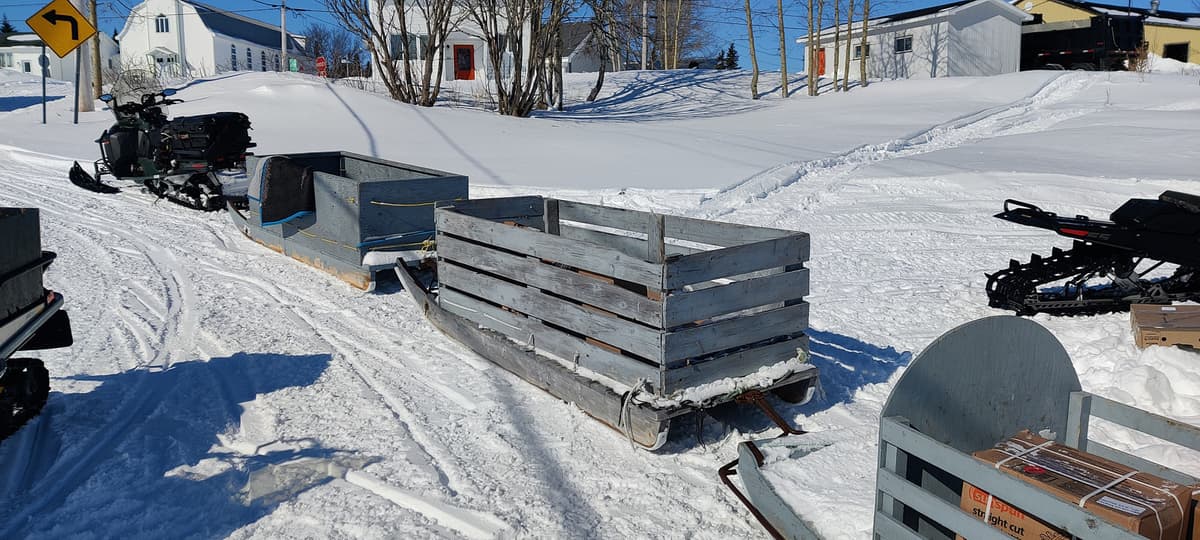 Delivery vehicle with three sleds
