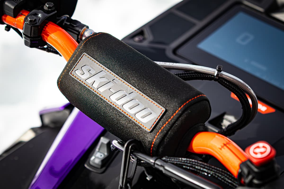 New Ski-Doo handlebar pad for 2027 mountain snowmobiles / nouveau coussin de guidon Ski-Doo pour motoneiges 2027