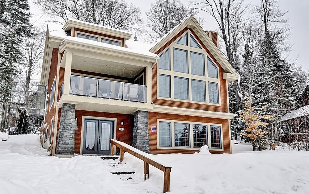 Chalets Alpins Stoneham winter exterior snowmobile lodge