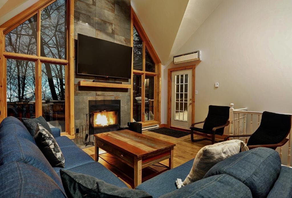 Chalets Alpins Stoneham interior fireplace après-ride