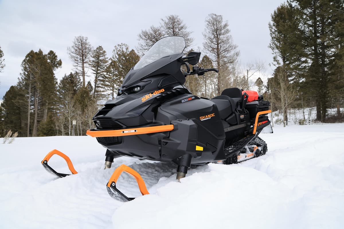 Side profile of 2027 Ski-Doo Skandic LE REV Gen5 platform